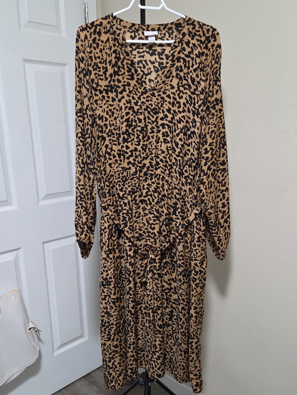 Ava & Viv Plus Size Tan and Black Leopard Print Long Sleeve Midi Dress
